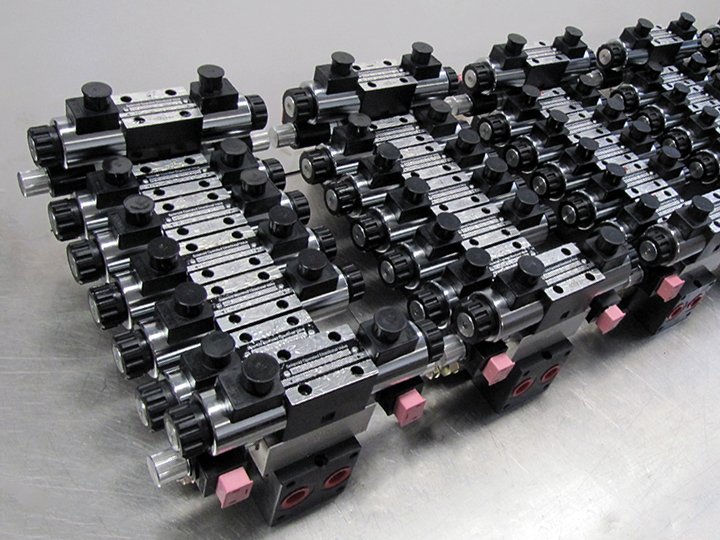 Assembly of solenoid valves in manifolds