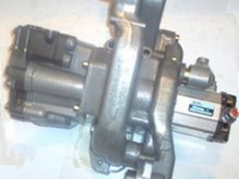 Image 567/1/01070 Dynamatic hydraulic pump triple de pistones variable displacement and gear pump